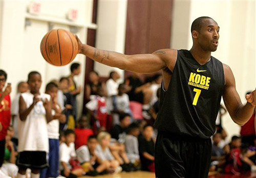 汪涵陪儿子马术比赛展现轻松生活面，体现家庭关怀与育儿智慧，引发网友热议。（汪涵陪儿参加马术赛，轻松生活与家庭关怀尽显，育儿智慧引发热议）