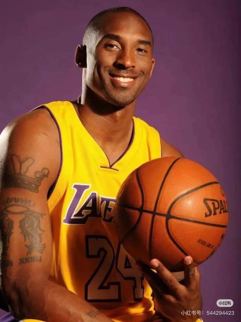 广东攻守兼备显示冠军相（广东攻防俱佳尽显冠军气质）