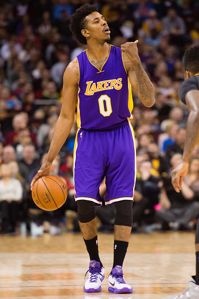 欧文突破防守助攻制胜（欧文强突破防线妙传制胜）