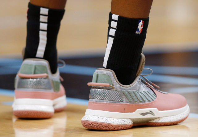 官方：本轮港超联赛延期进行，中国香港各代表队将臂缠黑纱出战（官方宣布：港超本轮顺延举行，中国香港各代表队臂缠黑纱参赛）