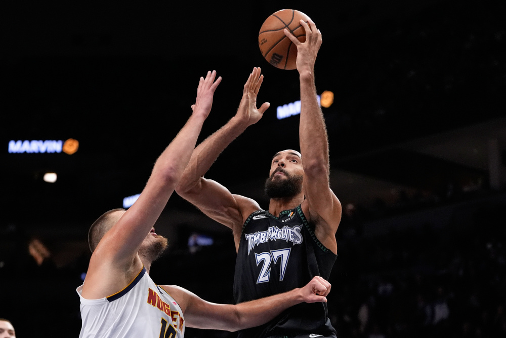 外媒：下赛季欧冠联赛阶段用球将采用白+薄荷绿+紫创新配色（外媒：欧冠下赛季比赛用球将启用白、薄荷绿与紫的全新配色）